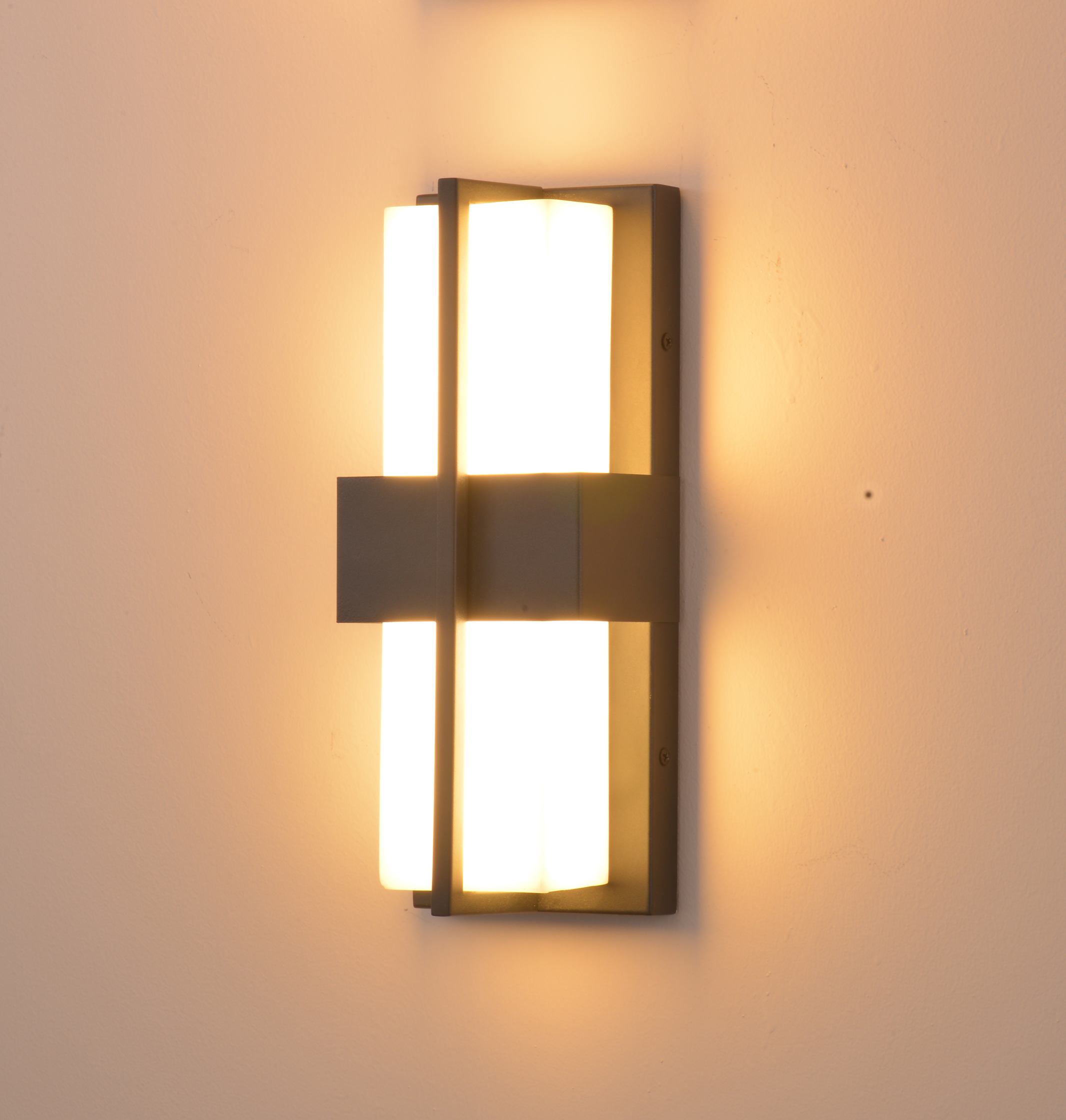 Nowoczesny, geometryczny metalowy kinkiet ścienny